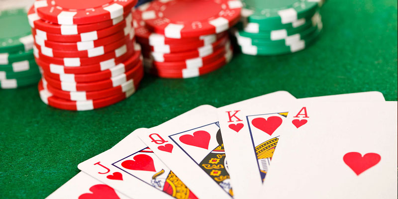 Mỗi ván bài poker bắt đầu với việc người chơi được phát một số quân bài nhất định.