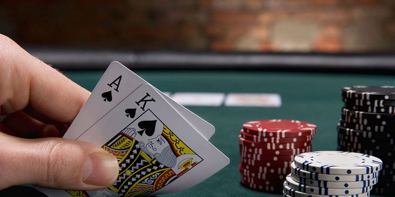 Các vòng cược trong poker thường bao gồm The Flop, The Turn và The River