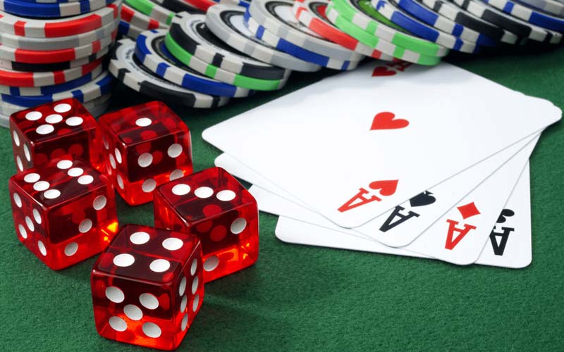 Trong những buổi gặp mặt gia đình hay bạn bè, phỏm trở thành cầu nối giúp mọi người gần gũi hơn